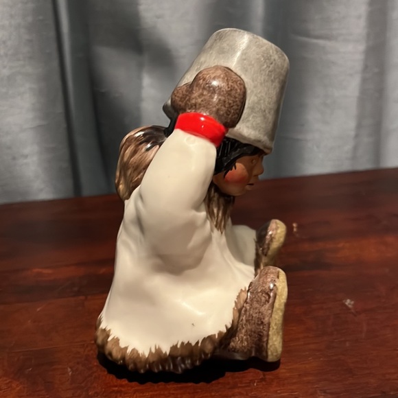 Alaska Eskimo Figurine Vintage 1962 by C Alan Johnson "Ahtoon" Child with Bucket - Picture 6 of 9